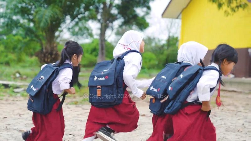 Bantuan peralatan sekolah dari PT Timah untuk siswa-siswi di Indonesia 
