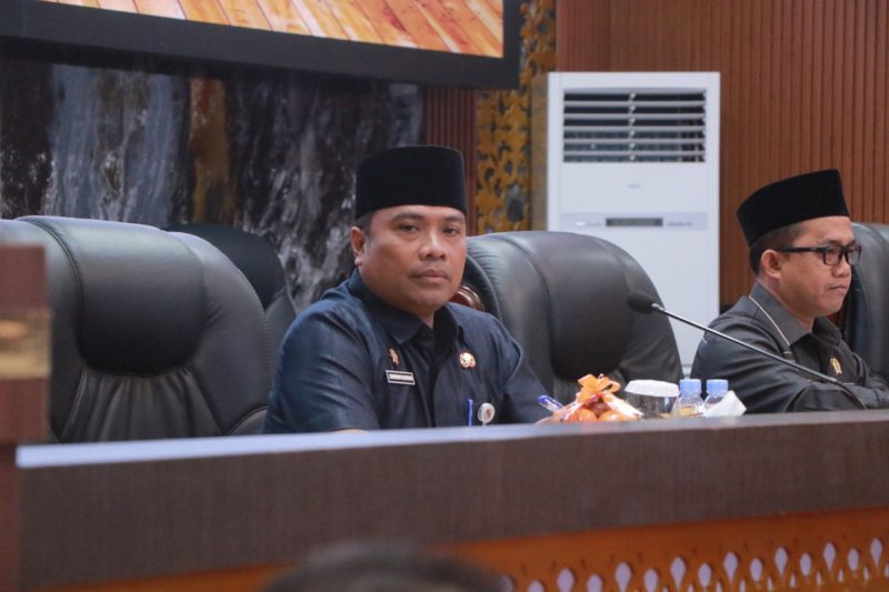 Plh Sekdako, Zarman Candra saat menghadiri Rapat Paripurna ke-1 Masa Persidangan ke-II Tahun 2024/2025, bertempat di ruang Balai Payung Sekaki Gedung DPRD Pekanbaru, Riau.