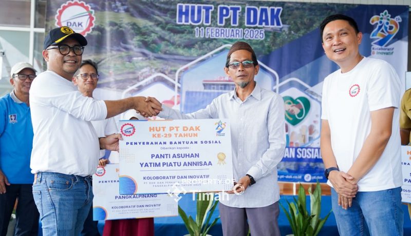 Penyerahan bantuan simbolis pihak PT Dok dan Perkapalan Air Kantung kepada masyarakat yang membutuhkan 