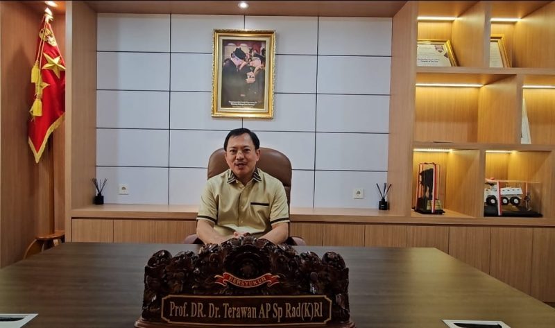 Penasehat Presiden RI Bidang Kesehatan, Letnan Jenderal TNI (Purn.) Prof. Dr. dr Terawan Agus Putranto, Sp.Rad (K) saat menghadiri Hari Pers Nasional Riau
