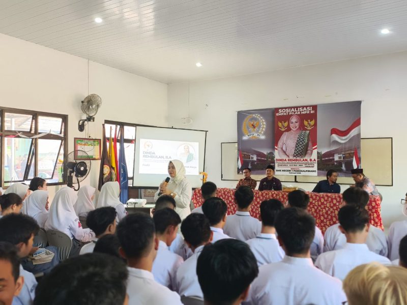 Anggota MPR RI yang juga DPD RI Dapil Bangka Belitung, Dinda Rembulan saat menyampaikan materi di hadapan Puluhan Siswa-siswi SMK N 1 Pangkalpinang 