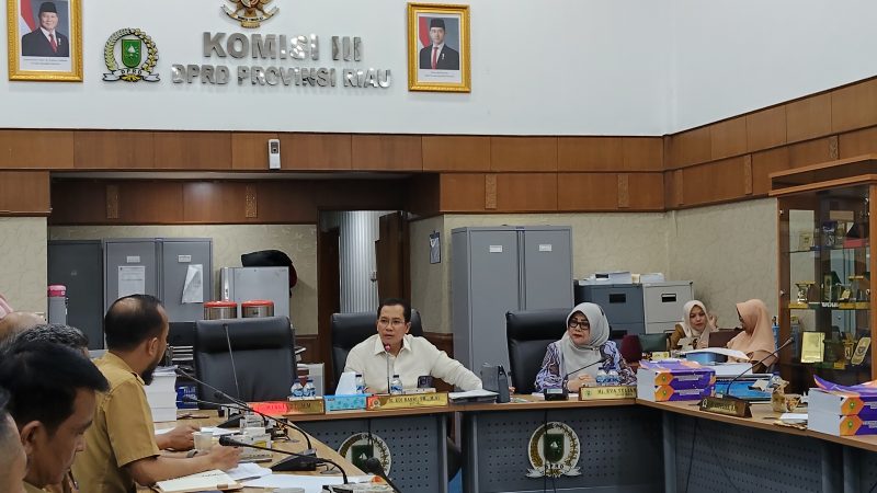 Rapat komisi III DPRD RIAU bersama dengan dinas Pekerjaan Umum, Senin, 28/04. (Renaldi)